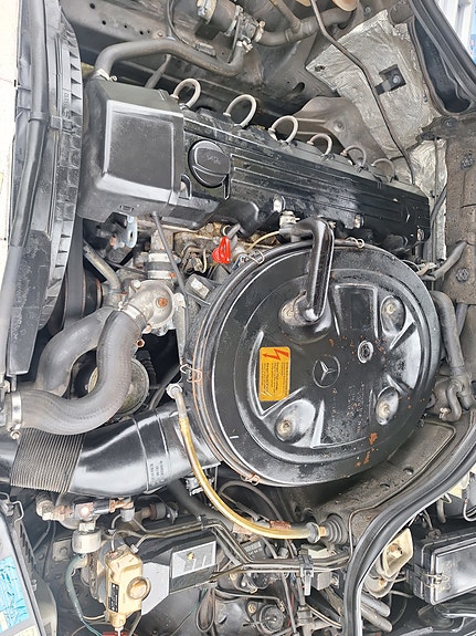 Mercedes-Benz 300 CE 6 of 8