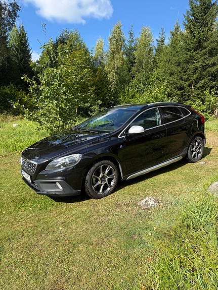 Volvo V40 Cross Country 2 of 8