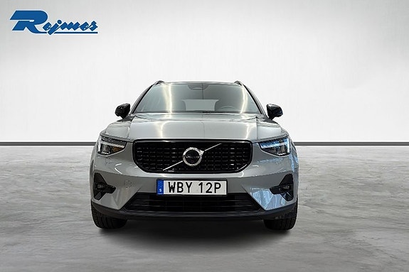 Volvo XC40 4 of 25