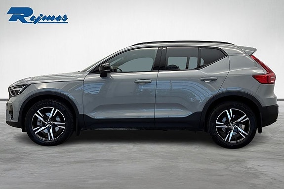 Volvo XC40 2 of 25