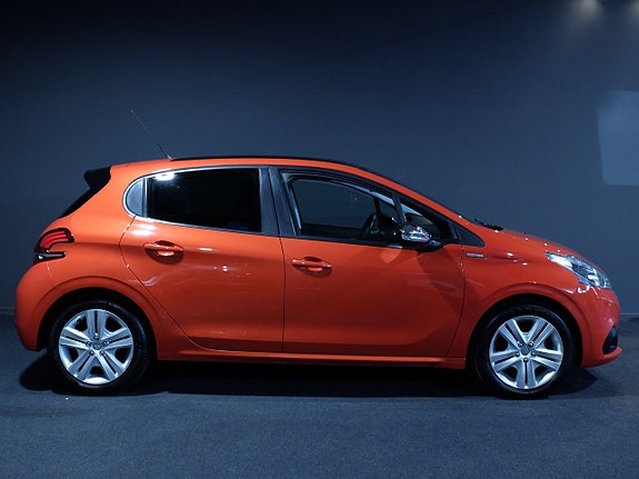 Peugeot 208 2 of 8