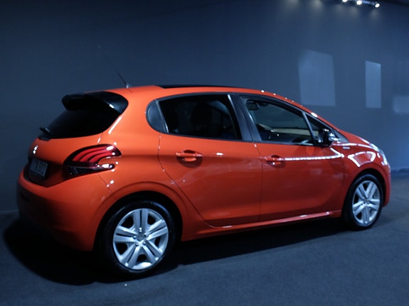 Peugeot 208 3 of 8