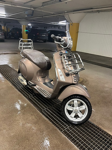 Vespa Primavera 50 touring 2 of 6