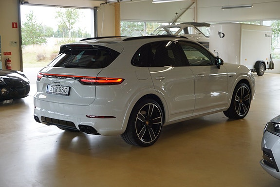 Porsche Cayenne 2 of 28