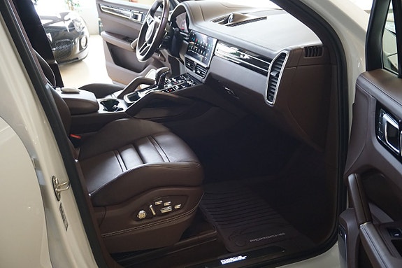 Porsche Cayenne 15 of 28