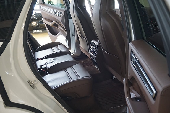 Porsche Cayenne 14 of 28