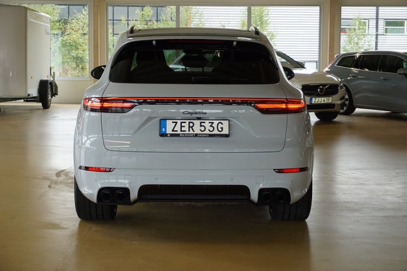 Porsche Cayenne 3 of 28