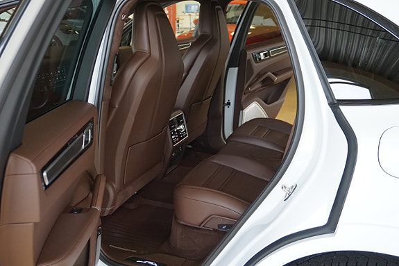 Porsche Cayenne 10 of 28