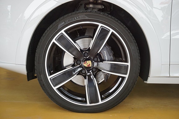Porsche Cayenne 8 of 28