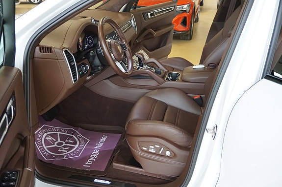 Porsche Cayenne 9 of 28