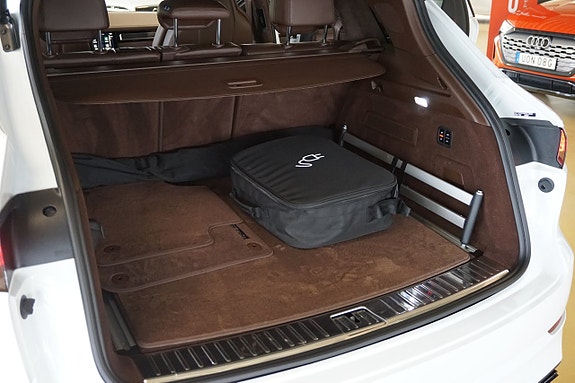 Porsche Cayenne 12 of 28