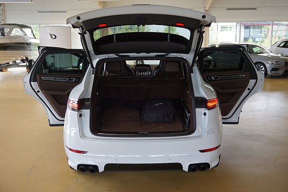 Porsche Cayenne 11 of 28