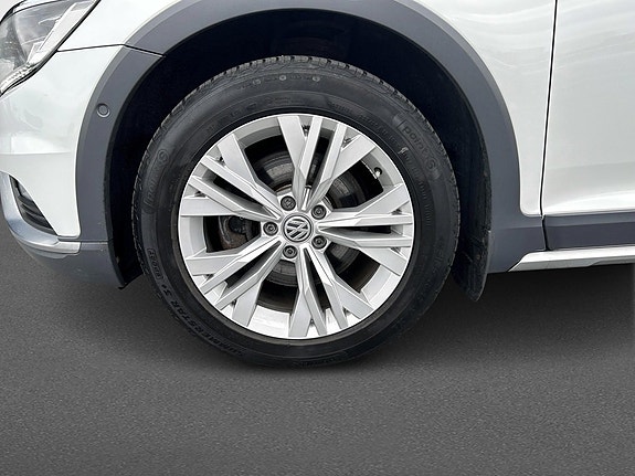 Volkswagen Passat Alltrack 9 of 14