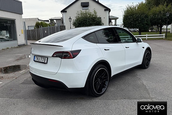 Tesla Model Y 13 of 16