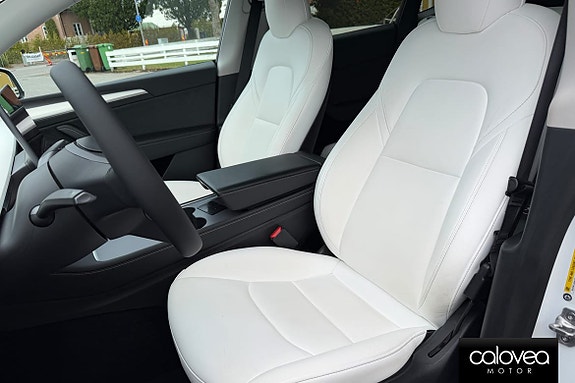 Tesla Model Y 10 of 16