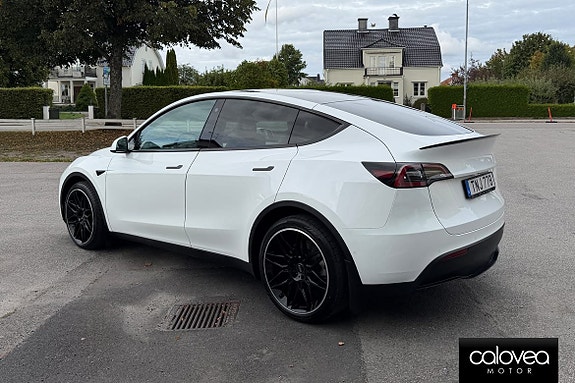 Tesla Model Y 5 of 16