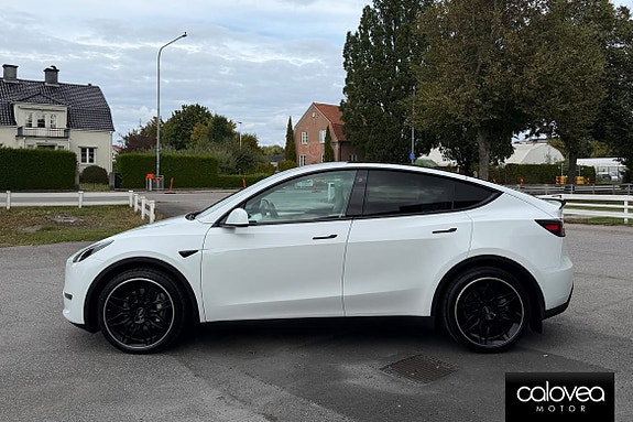 Tesla Model Y 8 of 16