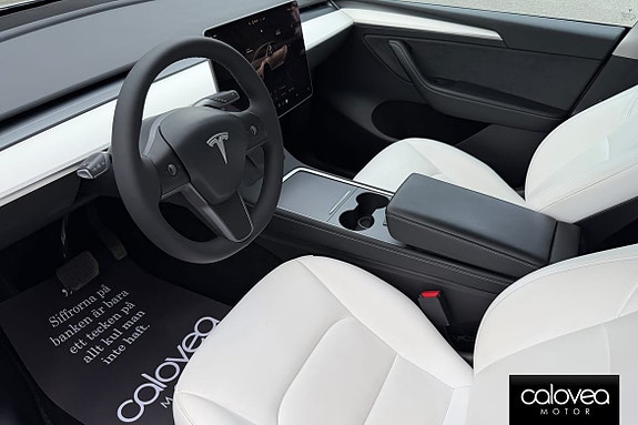 Tesla Model Y 12 of 16