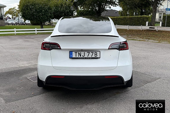 Tesla Model Y 4 of 16