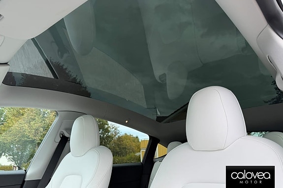 Tesla Model Y 9 of 16