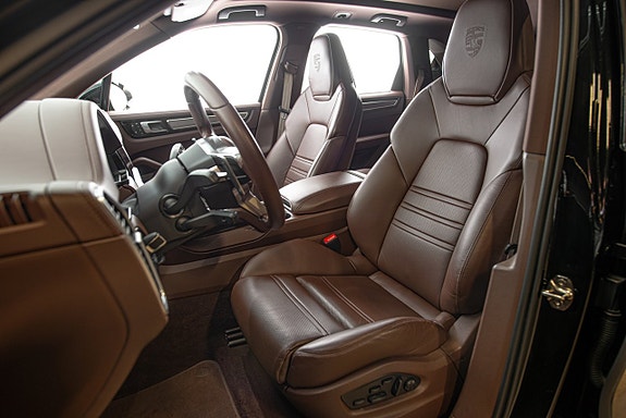 Porsche Cayenne 13 of 30