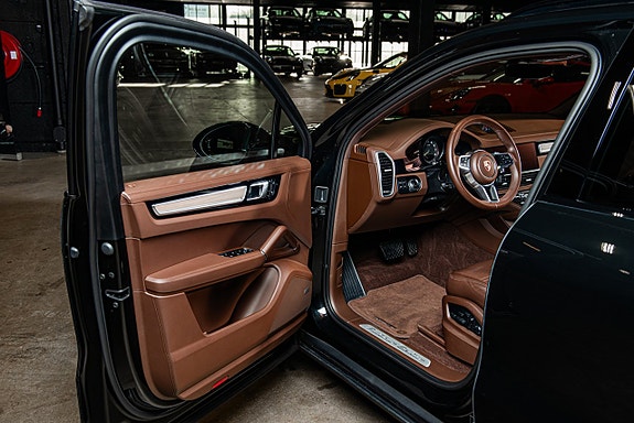 Porsche Cayenne 9 of 30