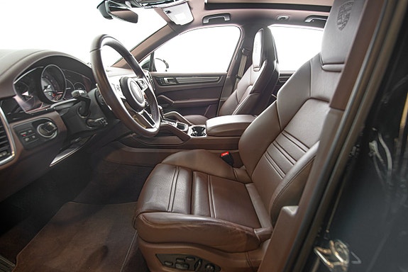Porsche Cayenne 12 of 30