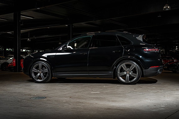 Porsche Cayenne 3 of 30