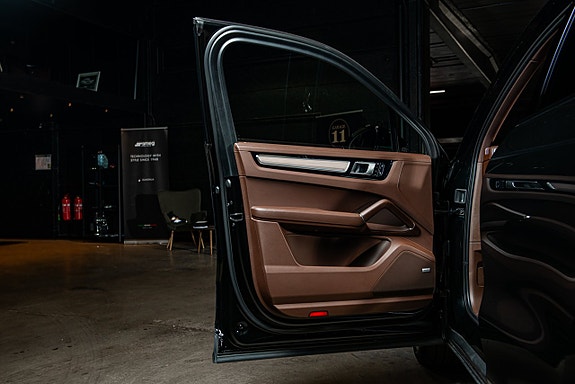 Porsche Cayenne 10 of 30