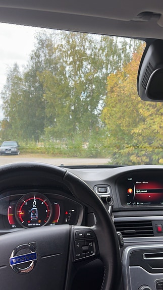 Volvo V70 2 of 8