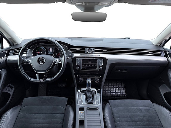 Volkswagen Passat 13 of 19