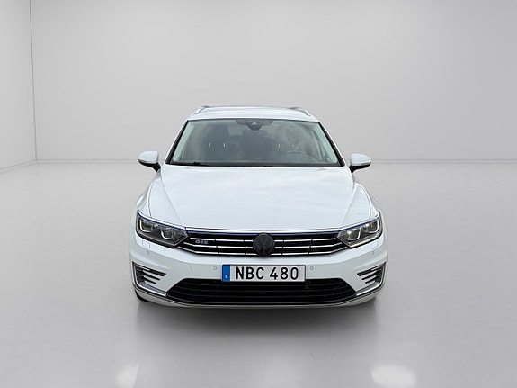 Volkswagen Passat 2 of 19