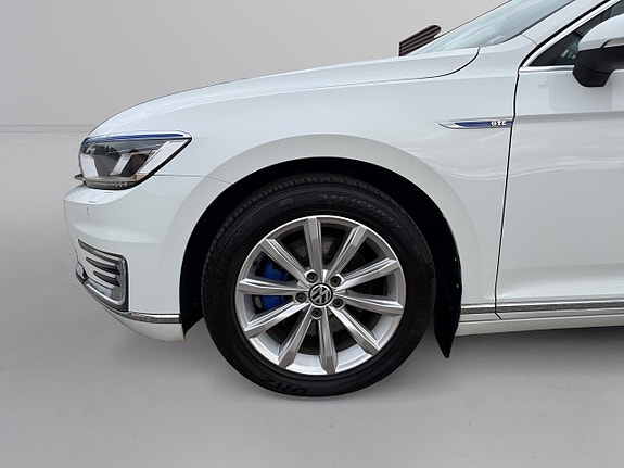 Volkswagen Passat 3 of 19