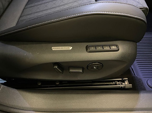 Volkswagen Passat 13 of 17