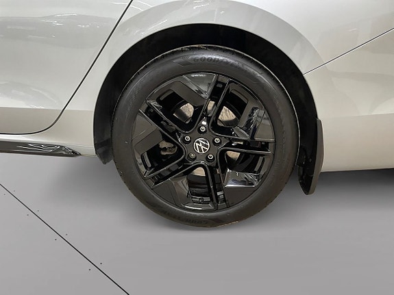 Volkswagen Passat 10 of 17