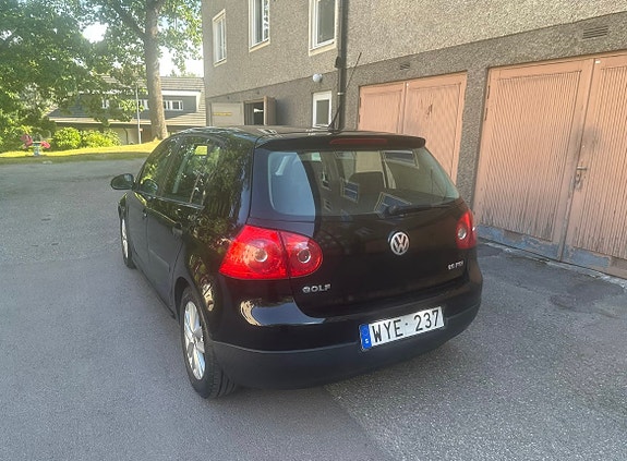 Volkswagen Golf V 2 of 5
