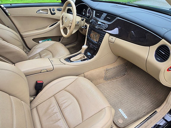 Mercedes-Benz CLS55 8 of 15