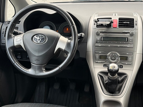 Toyota Auris 8 of 19
