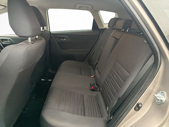Toyota Auris 12 of 24