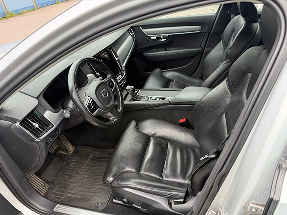 Volvo V90 2 of 10