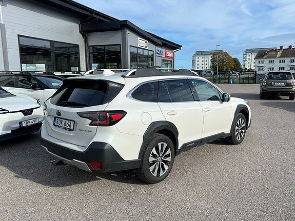 Subaru Outback 2 of 5