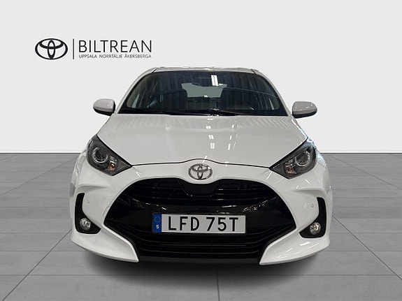Toyota Yaris 2 of 13