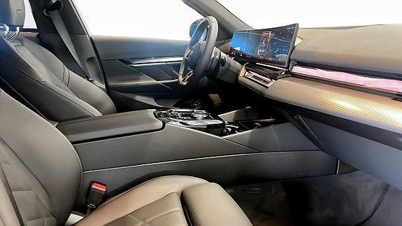 BMW 530e 3 of 11