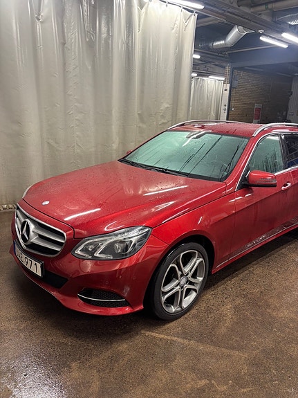 Mercedes-Benz E220 2 of 7
