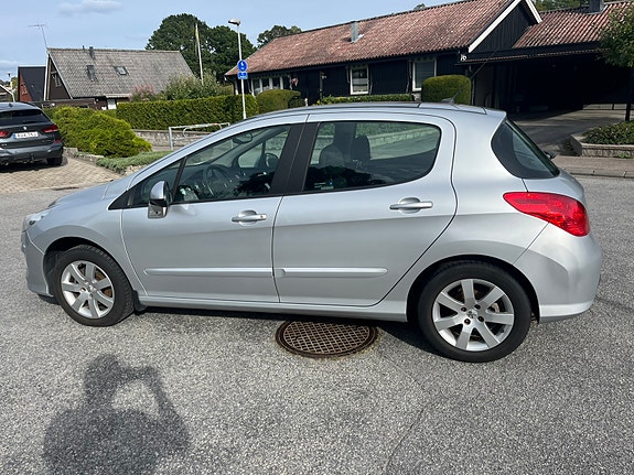 Peugeot 308 2 of 6