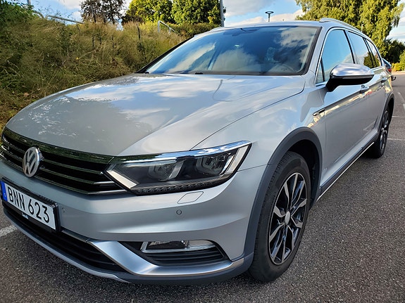Volkswagen Passat Alltrack 2 of 5