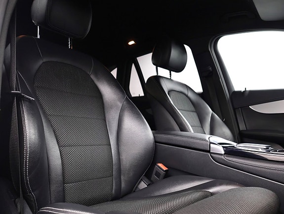 Mercedes-Benz GLC300 e 26 of 30