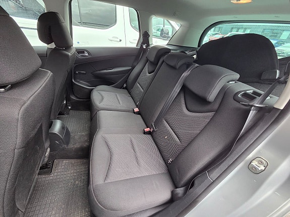 Peugeot 308 SW 11 of 15