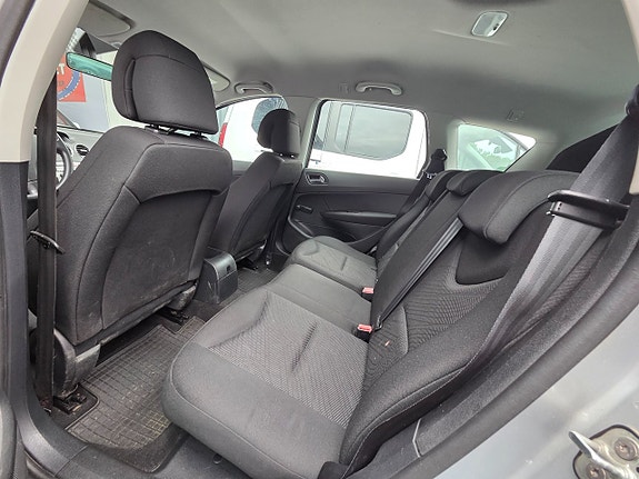 Peugeot 308 SW 10 of 15