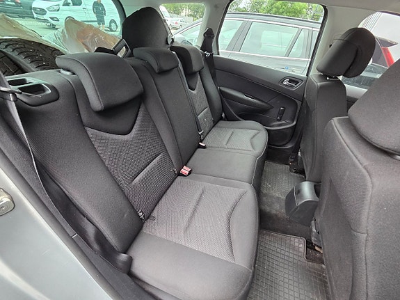 Peugeot 308 SW 13 of 15